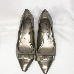 🌸ANNE KLEIN Women’s Grey Heels with Bows, Size 7.5